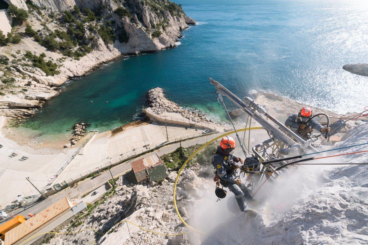 photo d'un cordiste sur une paroi en pierre