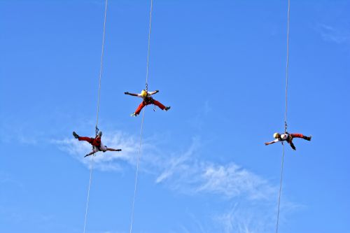 photo cordistes dans les airs