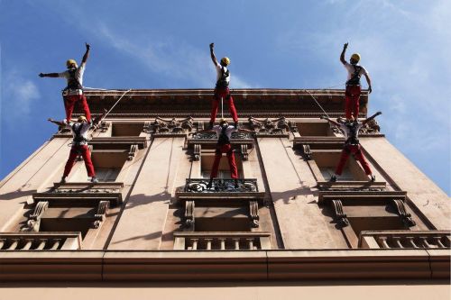 photo de cordistes sur le coté d'un bâtiment