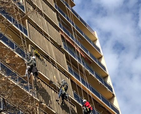photo de cordistes sur la paroi d'un immeuble
